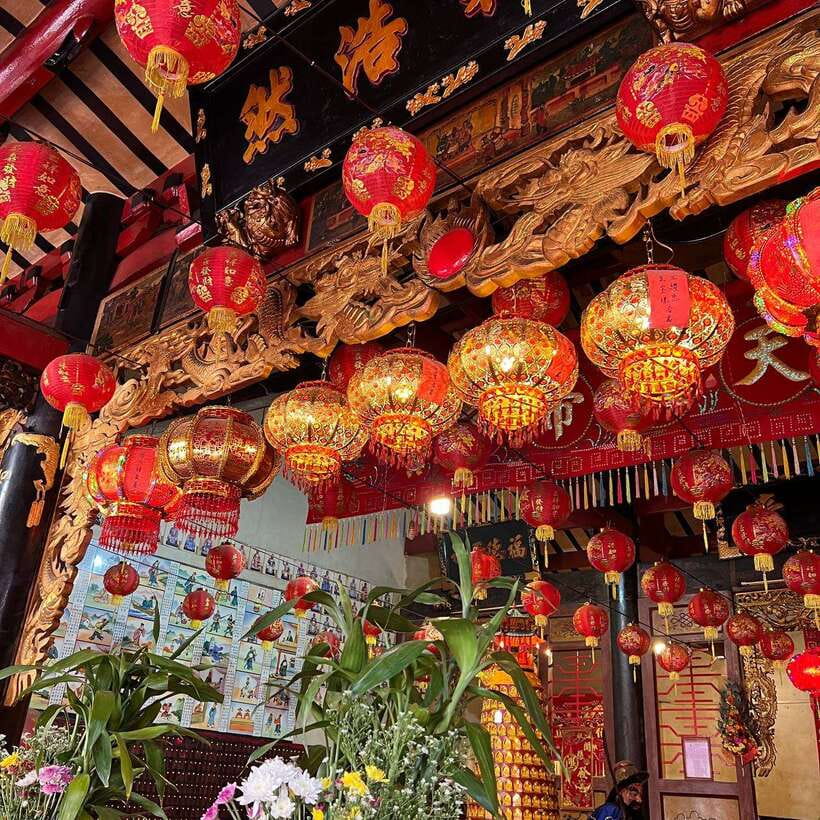 Heritage tour of Phnom Penh in electric bus - The Hokkien temple and three unusual walks