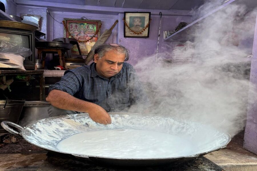 Heritage Walk & Street Food Tasting in Jaipur - Tripolia Bazar: Shops, Stories and Side Streets