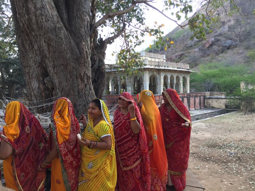Heritage Walk & Street Food Tasting in Jaipur - Chaura Rasta: Tea, Snacks and the City’s Geometry