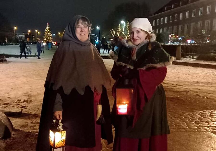 Historic Christmas tour of Lübeck - Beneath the Holsten Gate, Lübeck’s grand Christmas entrance
