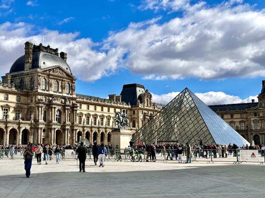 Historic Paris Walking Tour in English - The guide style and group experience