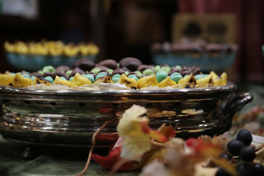 Historic Shops in Genoa: Tour Through Tradition and Flavours - Walking between monuments and working shops