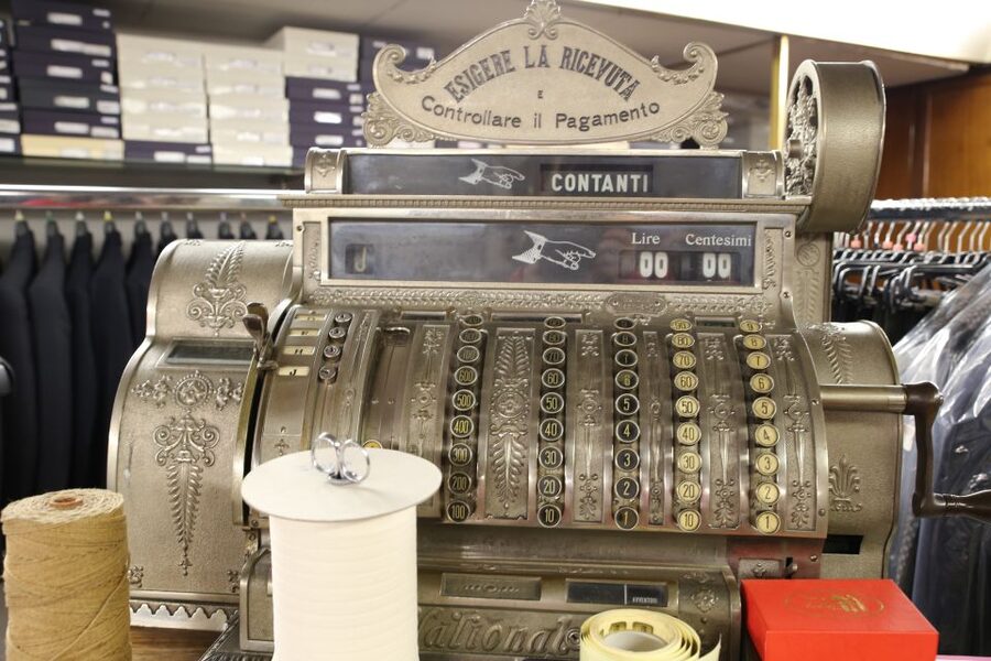 Historic Shops in Genoa: Tour Through Tradition and Flavours - Why the bilingual format matters
