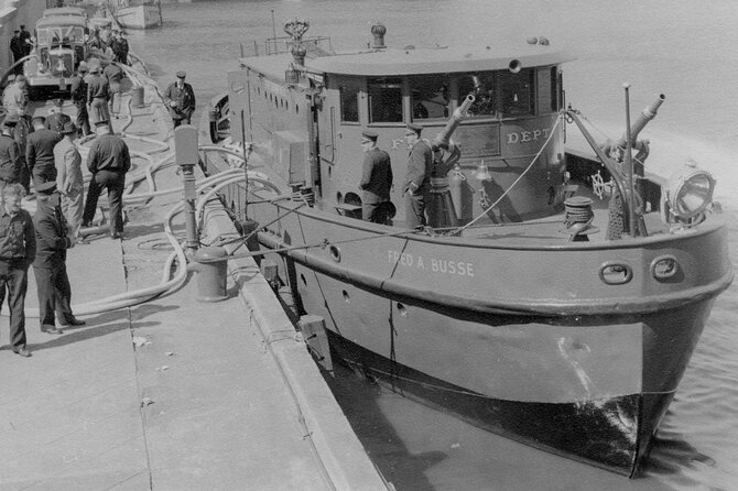 Historical and Architectural Chicago Fireboat River & Lake Cruise - Through the lock and onto the Chicago River