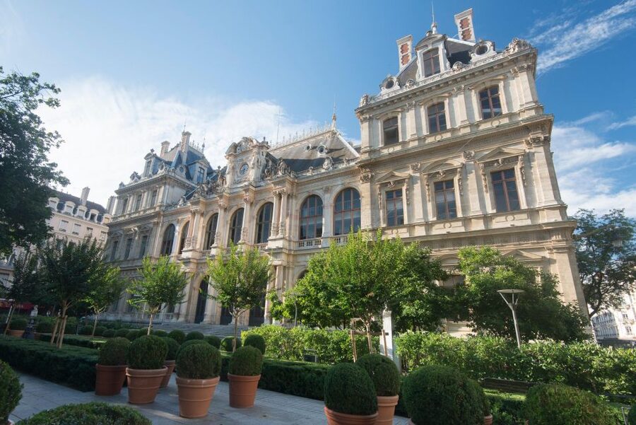 Historical and naughty tour of Lyon in french - The pleasure cart and its historic objects