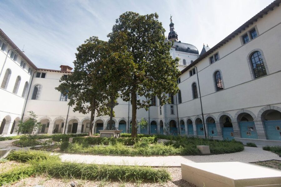 Historical and naughty tour of Lyon in french - Historic courtyards and the architecture of private life