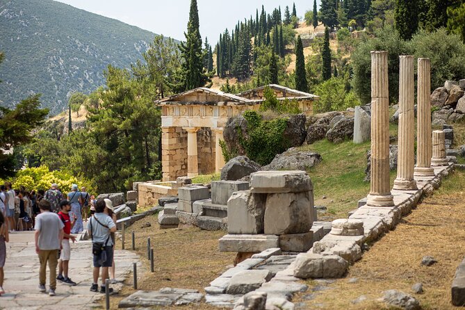 Historical Delphi One Day Tour with Arachova Stop & Expert Guide - The 8:15 a.m. start and the road north