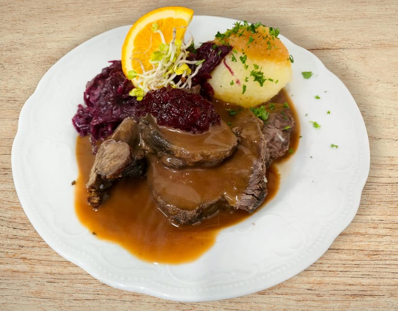Historical tour of the old town including a Saxon dinner - Who should book this experience