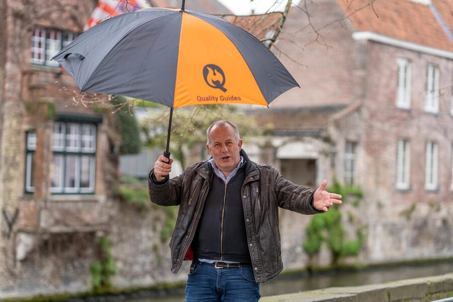Historical walk in Bruges with local guide. Praline included - Starting at the Belfry on Bruges’ Markt