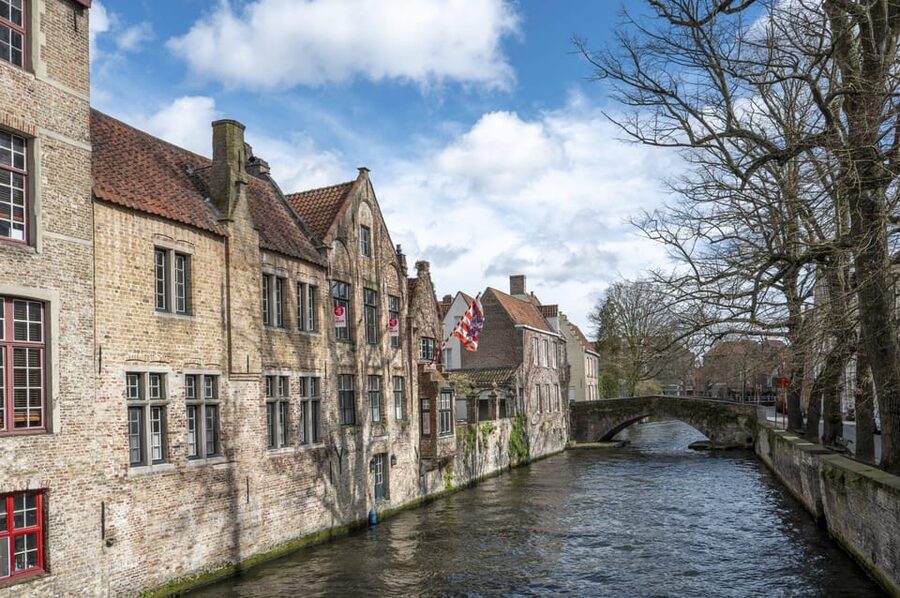 Historical walk in Bruges with local guide. Praline included - Gruuthuyse Castle and the Church of Our Lady