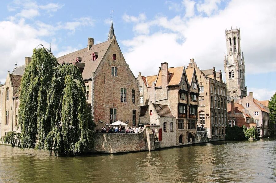 Historical walk in Bruges with local guide. Praline included - Along the Dijver canal and Bruges’ water routes