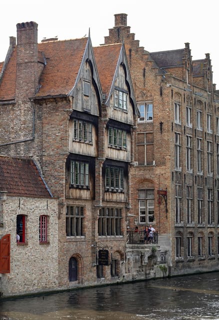 Historical walk in Bruges with local guide. Praline included - What the guide adds to two hours