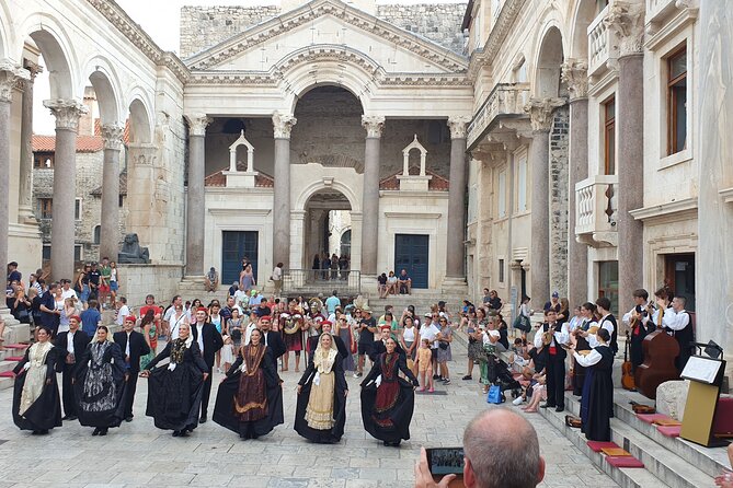 History Split Walking Tour in French -Small group - The Vestibule and the possibility of Dalmatian song