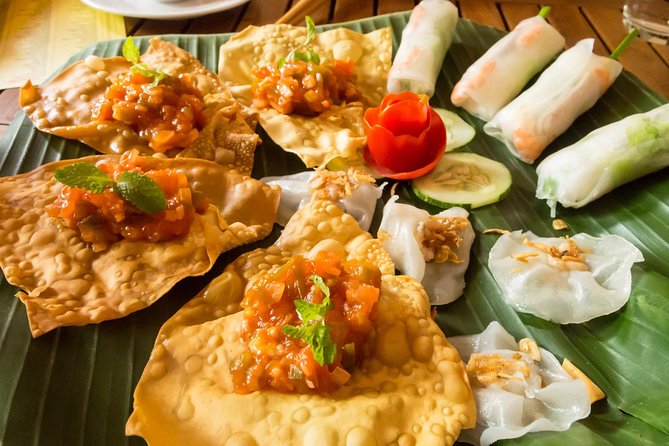 Hoi An Night Market - Ancient Town street food tours by Night - First stop: Hoi An banh mi