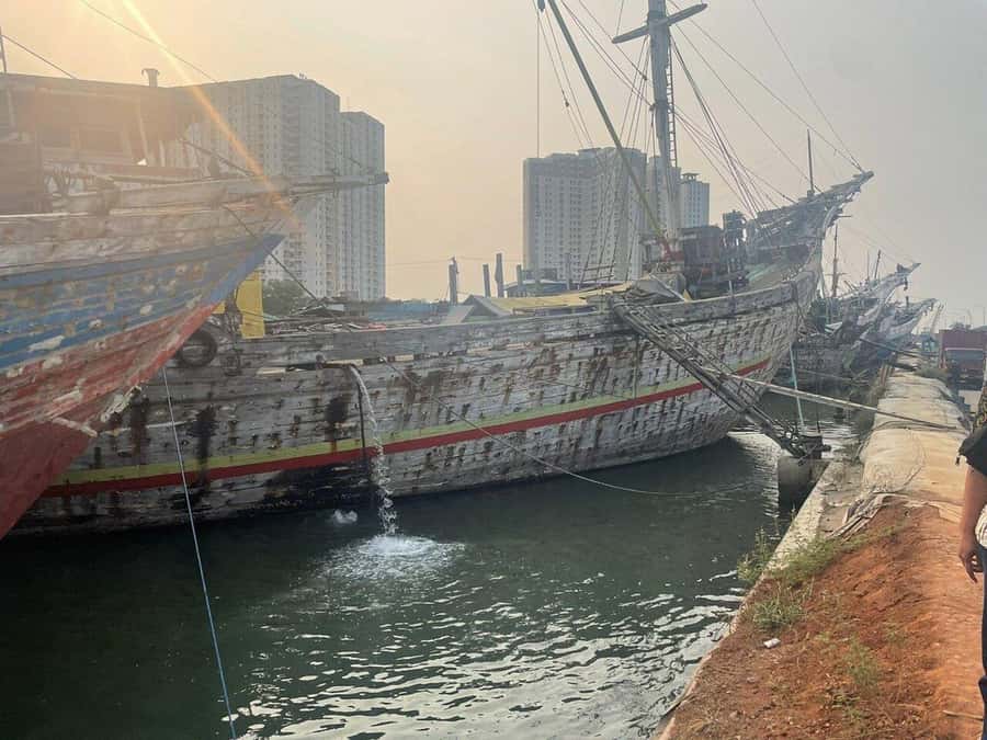 Jakarta: All-Inclusive Jakarta Heritage and Historical Tour - Sunda Kelapa Harbor and the old working waterfront