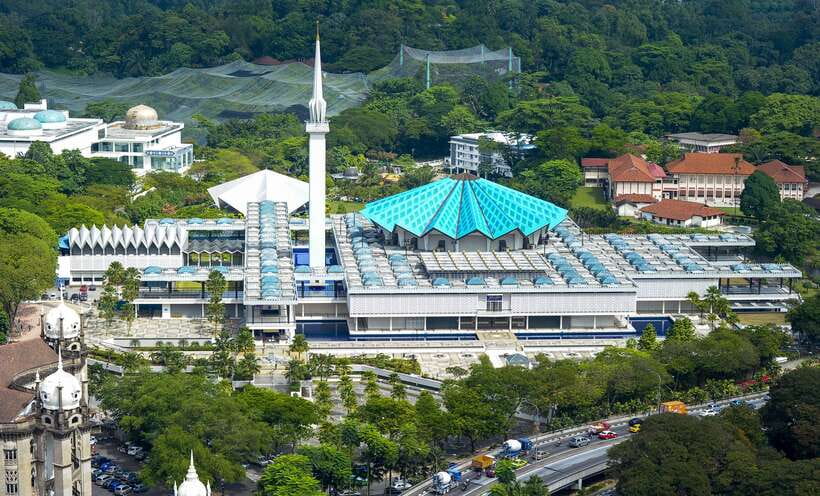 Kuala Lumpur: Batu Caves & Historic Buildings Tour - Batu Caves and the climb to Lord Murugan