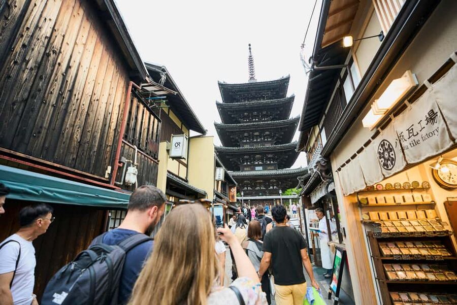 Kyoto: Gion Hidden Gems & Geisha Culture Tour - Old townhouses and quiet backstreets