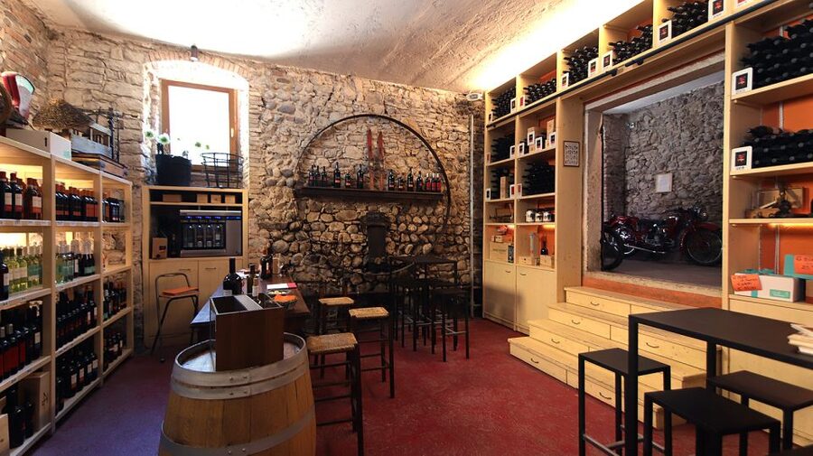 Lazise: Historical Center Wine Tasting Tour - Local food makes the tasting more satisfying