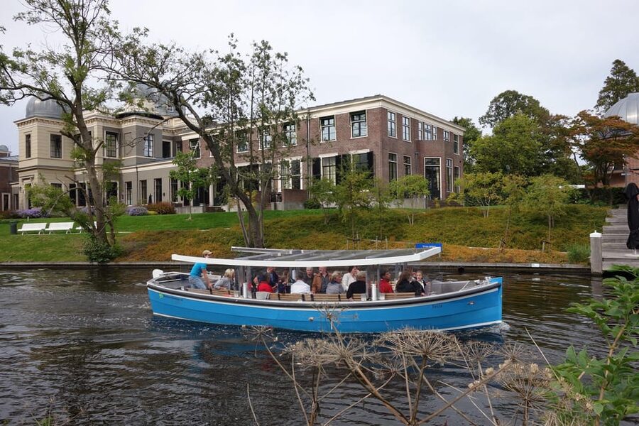 Leiden: Cruise through the Historic City Center with Guide - Passing Leiden’s bridges and canal-side streets