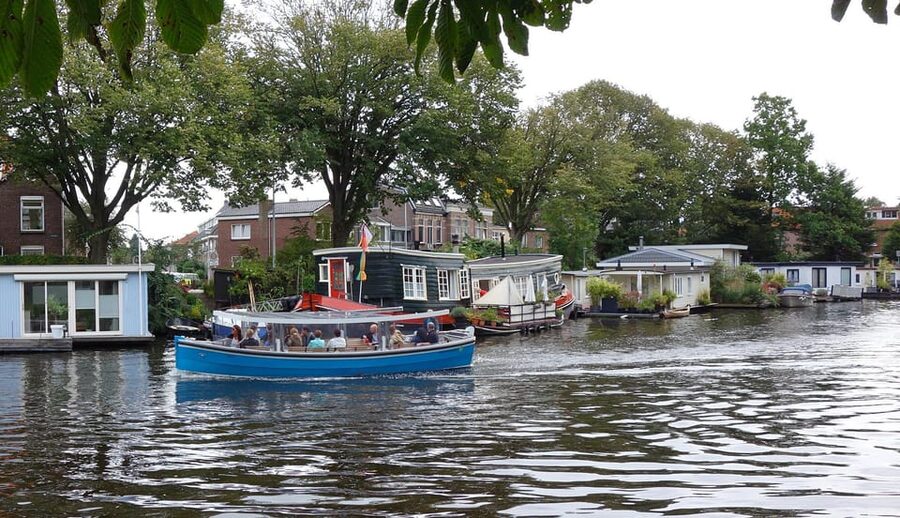 Leiden: Cruise through the Historic City Center with Guide - A quiet ride through the old center
