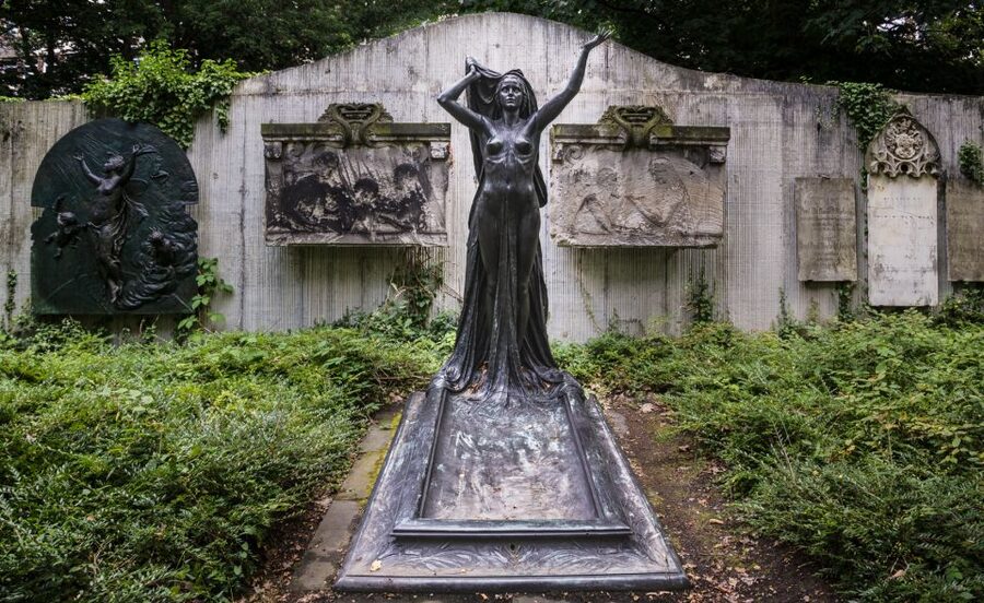 Leipzig Old Cemetery: 75-Minute Dark History Tour - The darker side of Leipzig’s past