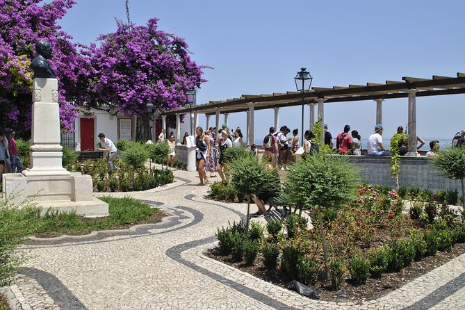 Lisbon city tour on history, culture and current topics - Climbing into Bairro Alto