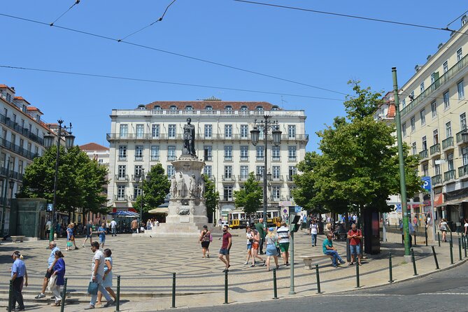 Lisbon city tour on history, culture and current topics - A long pause at São Pedro de Alcântara