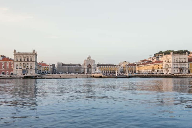 Lisbon: Daytime or Sunset Boat Cruise with History and Wine - Why Lisbon’s Tagus River is the right place for a city tour