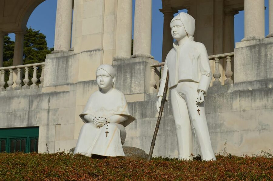 Lisbon: Fátima & Holy Eucaristy Miracle Relic, Spiritual Day - What the van ride is really like