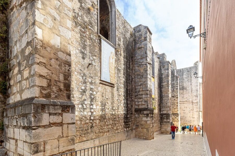 Lisbon: History, Stories and Lifestyle Walking Tour - São Roque Church is plain outside, ornate inside