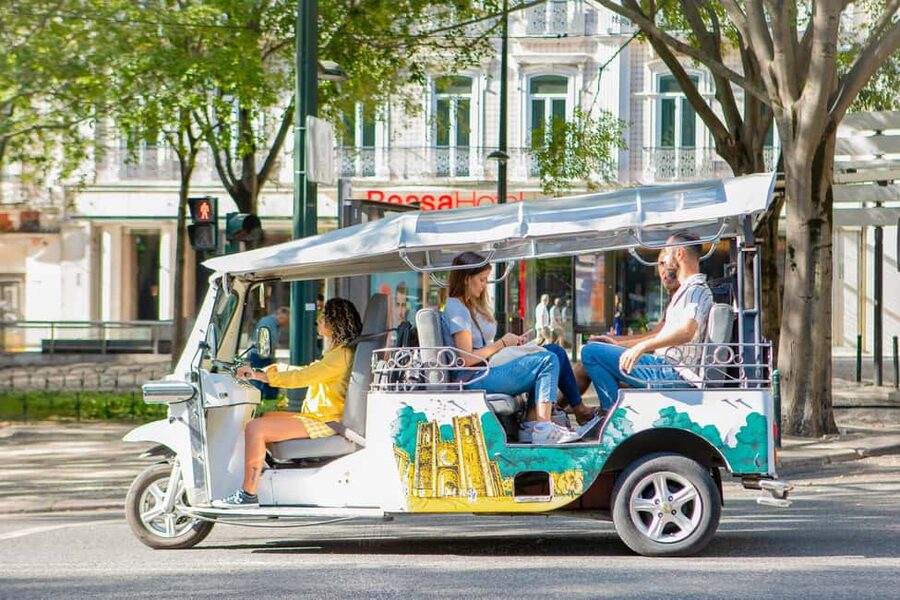 Lisbon on a Tuk Tuk Tour: History & Viewpoints - Pastéis de Belém and the edible finish