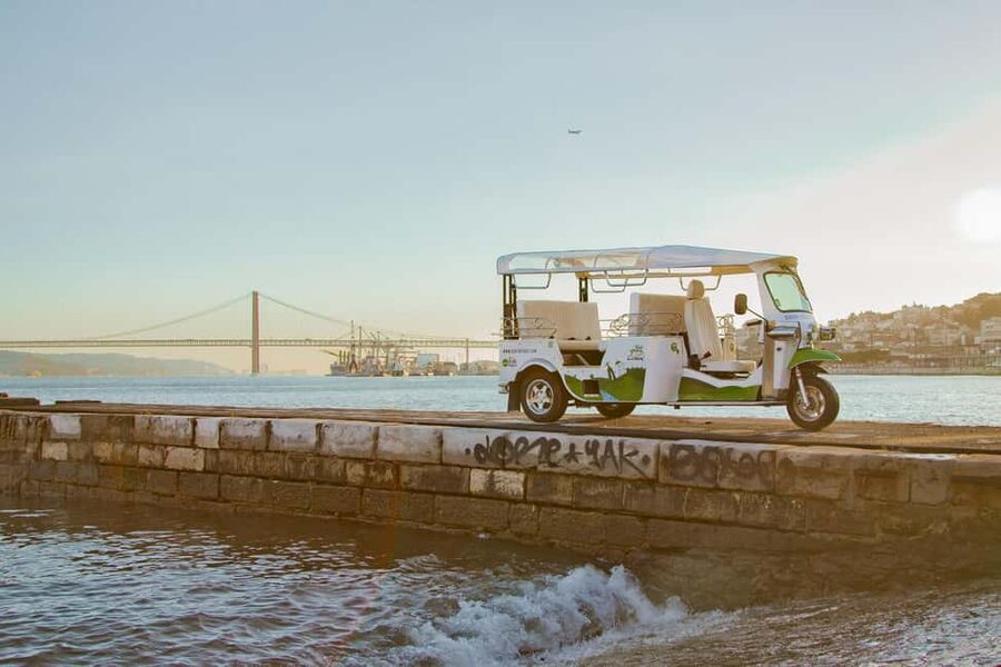 Lisbon on a Tuk Tuk Tour: History & Viewpoints - Guide quality, comfort, and practical limits