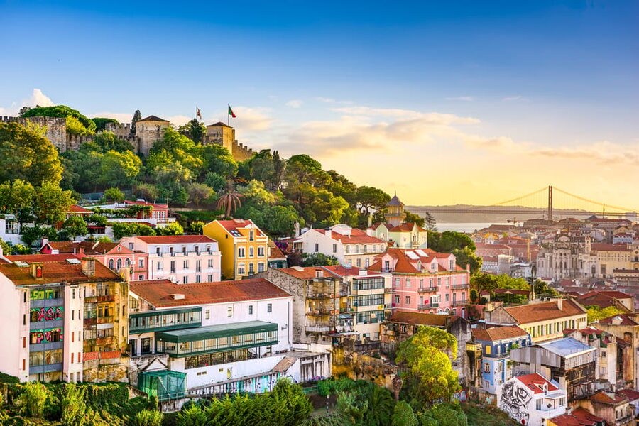 Lisbon's historic old town in a tuk-tuk in German - Weather, seating, and comfort deserve attention