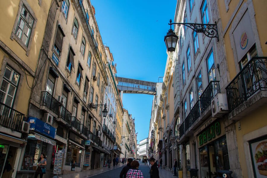 Lisbon's historic old town in a tuk-tuk in German - Why a tuk-tuk works well in Lisbon’s oldest districts
