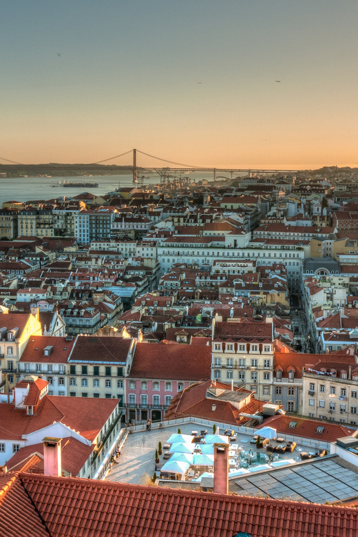 Lisbon's historic old town in a tuk-tuk in German - Mouraria shows another side of old Lisbon
