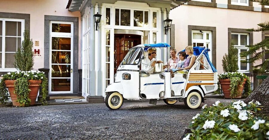 Lisbon's historic old town in a tuk-tuk in German - Graça climbs toward Senhora do Monte