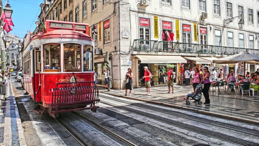 Lisbon's historic old town in a tuk-tuk in German - Alfama begins the old-town story
