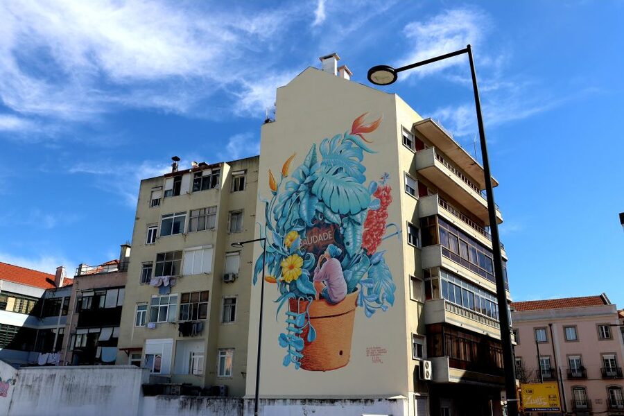 Lisbon: Street Art and Historical Walking Tour - What the guide adds to the experience