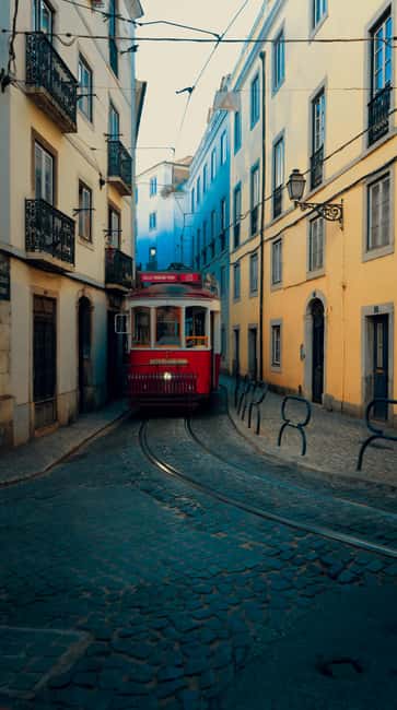 Lisbon: Tuk-Tuk Tour Historical Alfama old town private tour - Graça and Senhora do Monte