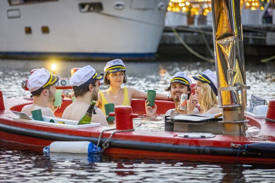 London: Hot Tub Boat Guided Historical Docklands Cruise - Starting at Skuna Boats in Canary Wharf