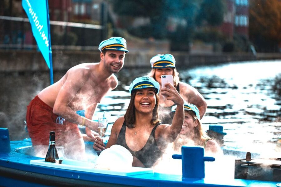 London: Hot Tub Boat Guided Historical Docklands Cruise - Drinks, snacks, and the onboard bar