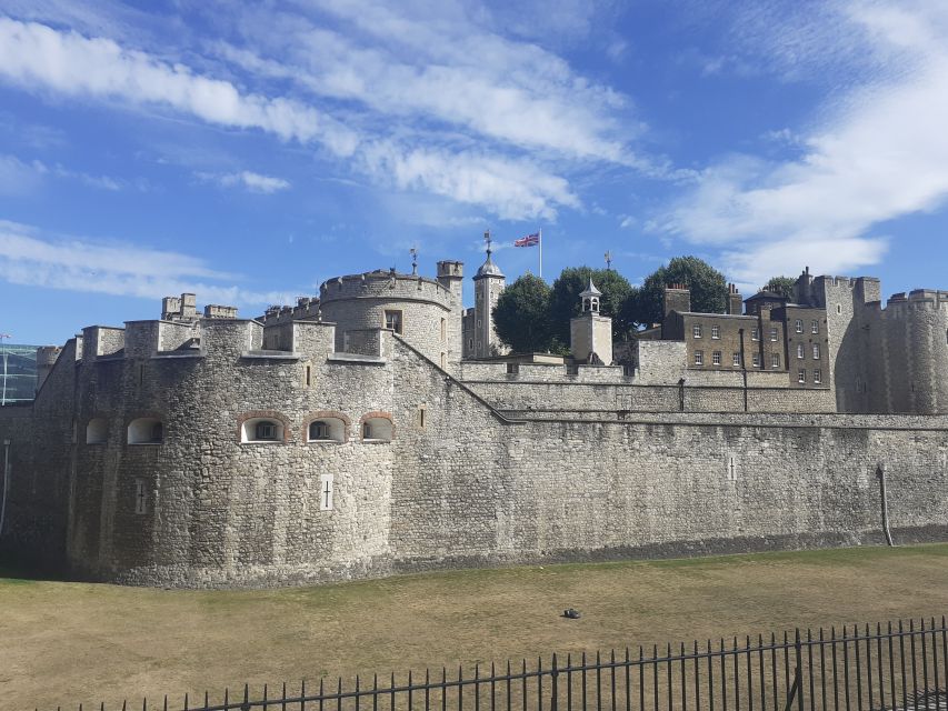 London: Medieval History Walking Tour from The Tower - Ending beneath the dome of St Paul’s