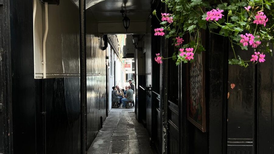 London: Royal Historic Pubs Walking Tour - Meeting beneath the Piccadilly Circus lights