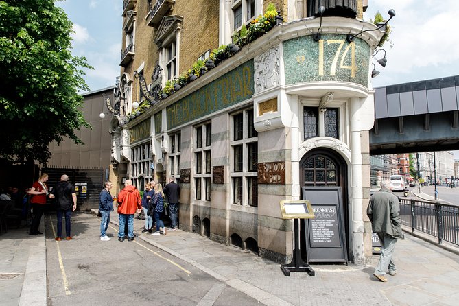 London Small Group Tour of Historical Pubs - Blackfriars, Art Nouveau Design, and Banking Stories