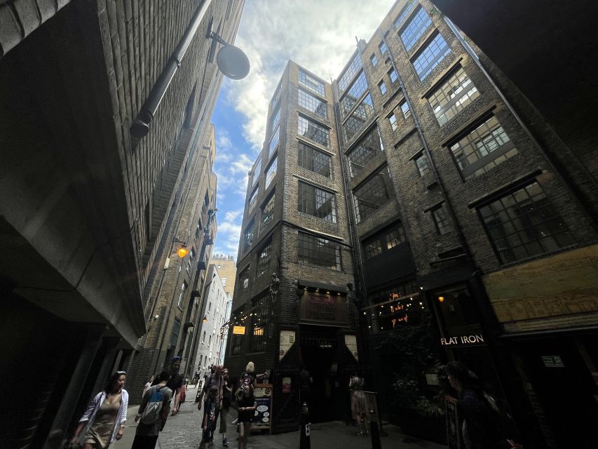 London: Witches and History Bankside Walking Tour - Meeting your witch by Southwark Cathedral
