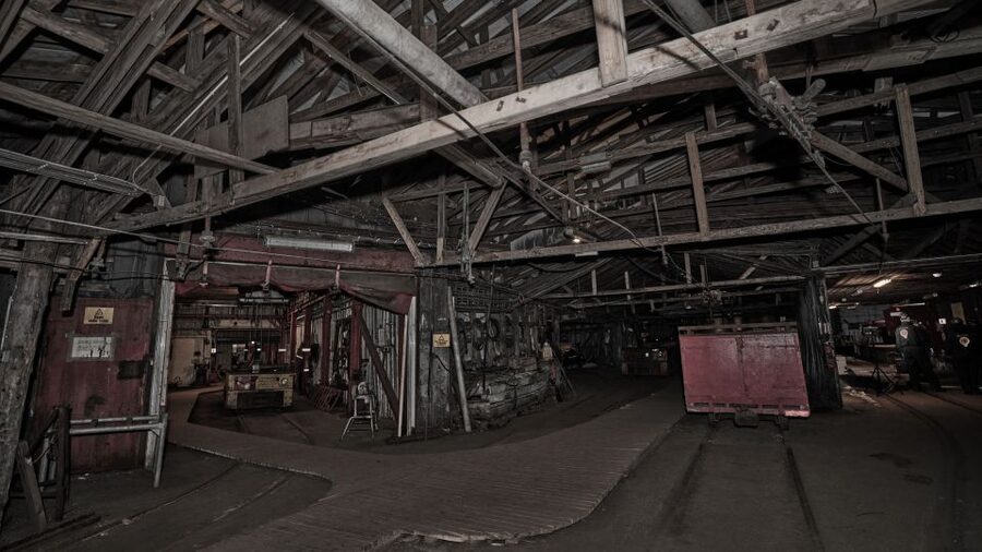 Longyearbyen: Historic Coal Mine Tour at Gruve 3 - The first briefing puts Longyearbyen in context
