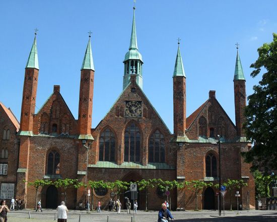 Lübeck: Hanseatic League History Walking Tour - Finishing at the Hospital of the Holy Spirit