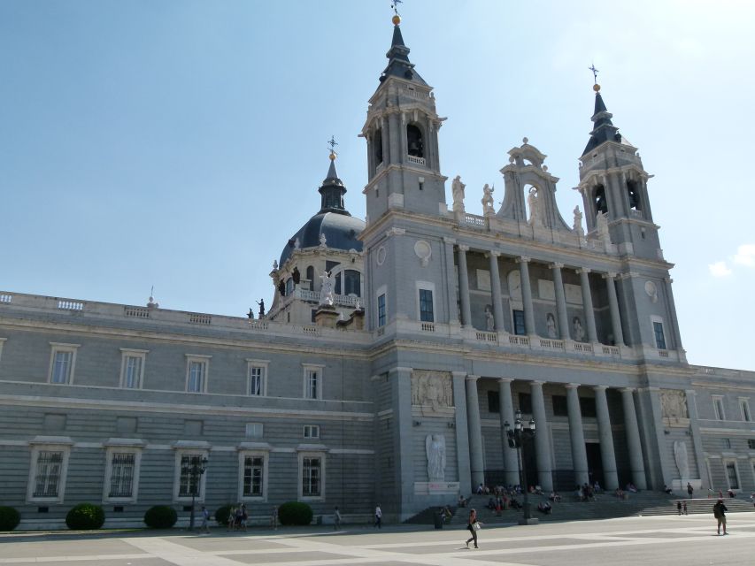 Madrid Historical in French (petit comité & private) - Royal Palace and Almudena Cathedral