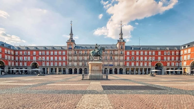 Madrid: Small-group historical walking tour - Plaza Mayor and Madrid’s public stage