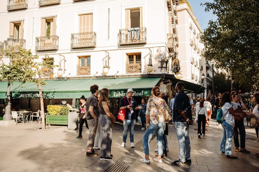 Madrid: Tapas, Taverns & History Tour - Plaza Mayor and Puerta del Sol after dark